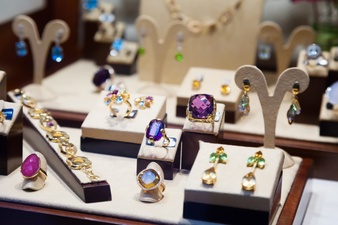 joias-de-ouro-com-gemas-na-vitrine-1398-4327